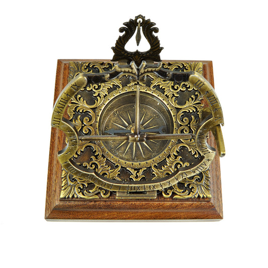 Réplica do Relógio de Augsburg de Iohann Georg Vogler (10x10 cm) com bússola em latão e base quadrada de madeira,