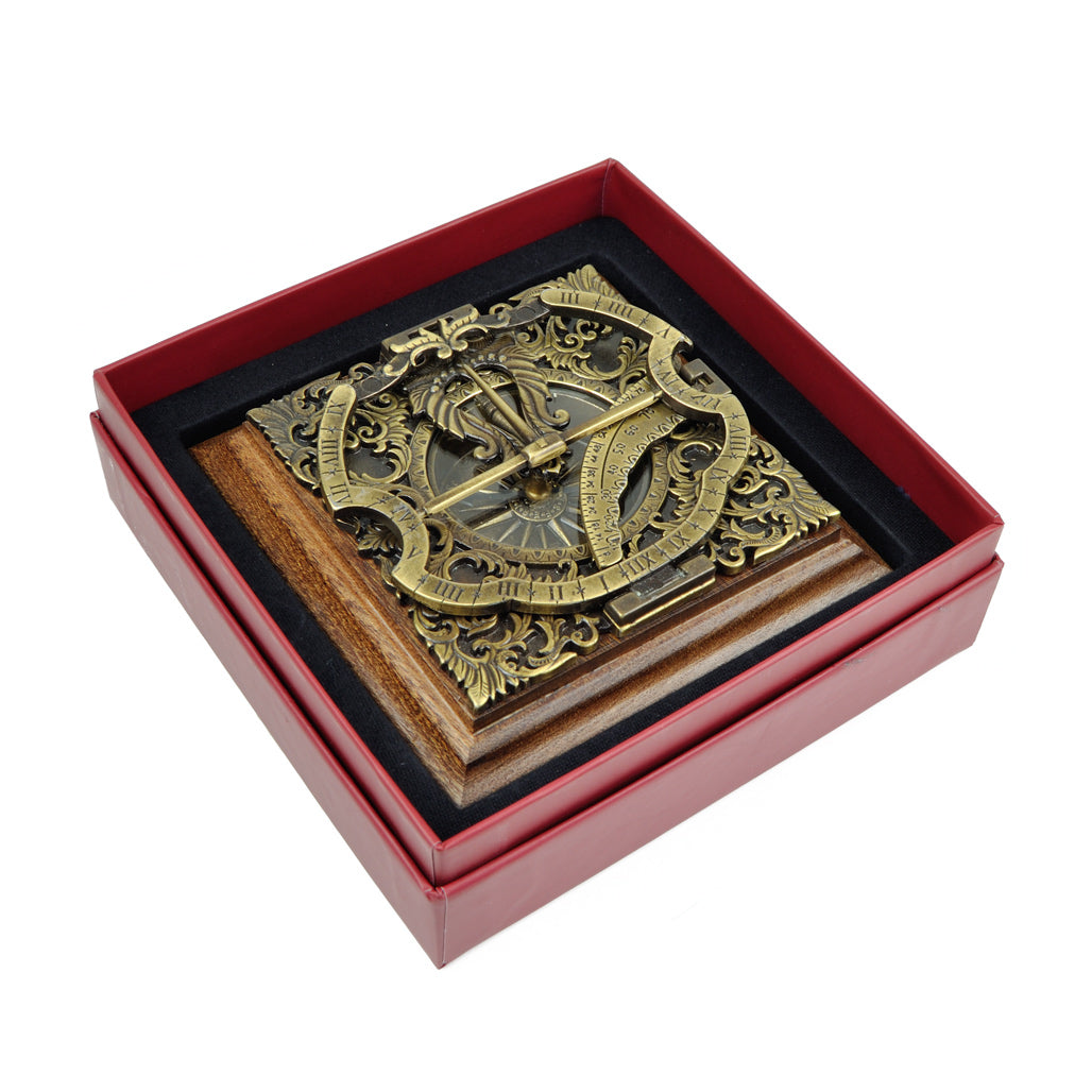 Réplica do Relógio de Augsburg de Iohann Georg Vogler (10x10 cm) com bússola em latão e base quadrada de madeira,