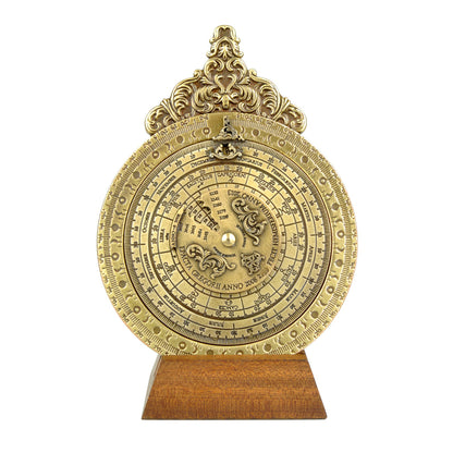 Réplica de instrumento náutico Calendário Lunar Perpétuo em latão gravado sobre base de madeira.