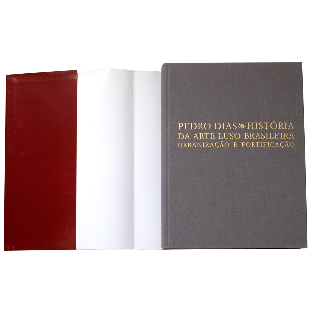 Capa dura do livro de luxo Arte de Matriz Europeia no Brasil Colonial (Volume de Urbanismo e Fortificações), de Pedro Dias. Edição Almedina.