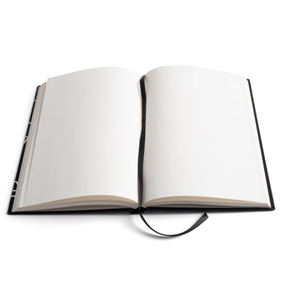 miolo folhas brancas e lisas Caderno de capa dura preta tamanho A5 com desenho minimalista em linhas brancas do Hidroavião Santa Cruz de Gago Coutinho e elástico de fecho vertical branco.
