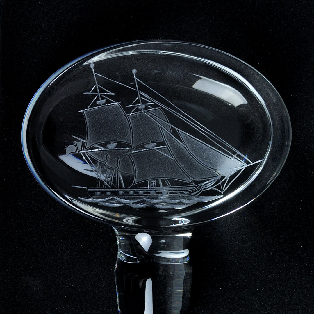 pormenor da tampa de Garrafa Clipper da Vista Alegre em vidro transparente, reinterpretando a histórica garrafa de Vinho do Porto do século XVIII com base larga, pescoço curto e tampa gravada com motivo de embarcação clipper
