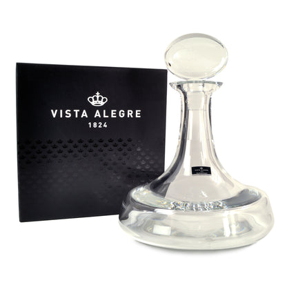 vista  com caixa de Garrafa Clipper da Vista Alegre em vidro transparente, reinterpretando a histórica garrafa de Vinho do Porto do século XVIII com base larga, pescoço curto e design naval.