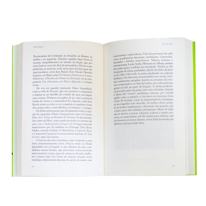 Interior do livro aberto evidenciando a paginação do texto corrido e a qualidade do papel e impressão da edição.