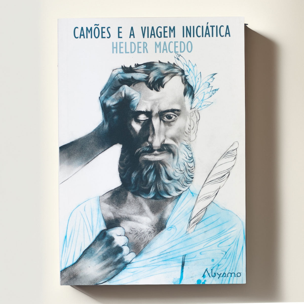 Capa do livro "Camões e a Viagem Iniciática" de Helder Macedo, com uma ilustração artística em tons de azul e cinzento do rosto de Luís de Camões e o logótipo da editora Abysmo