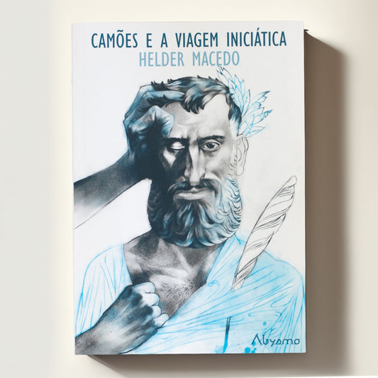 Capa do livro "Camões e a Viagem Iniciática" de Helder Macedo, com uma ilustração artística em tons de azul e cinzento do rosto de Luís de Camões e o logótipo da editora Abysmo