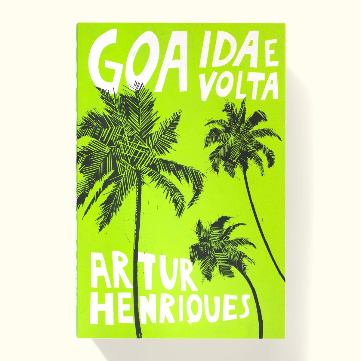 Capa do livro "Goa Ida e Volta" de Artur Henriques, em tons vibrantes de verde-alface e amarelo com ilustrações de silhuetas de palmeiras tropicais.